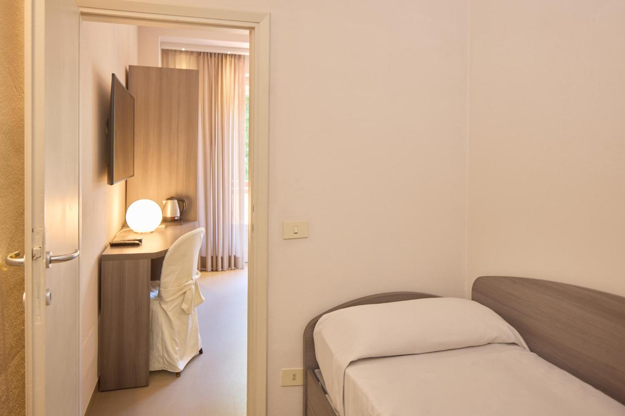 Hotel Crystal Марина-ди-Пьетрасанта Экстерьер фото