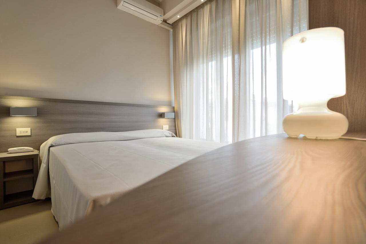 Hotel Crystal Марина-ди-Пьетрасанта Экстерьер фото